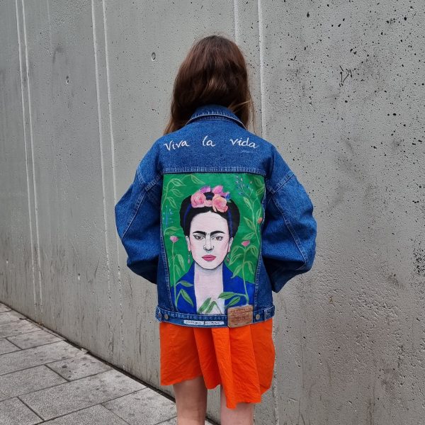 Cazadora vaquera pintada a mano “Frida Colours” por encargo
