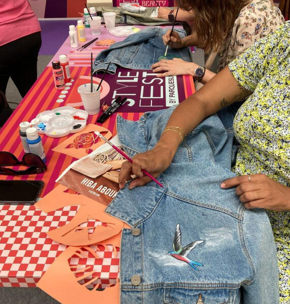 Plaza en el taller de custom y vermú (o café)